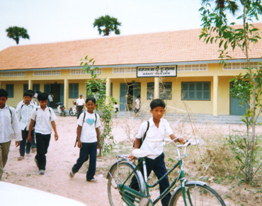 カンボジア王国コンポンスプー州に建設した小学校外観